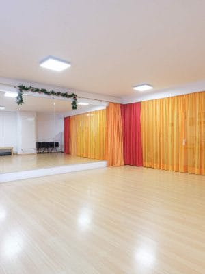 Learn to dance, but properly 2 Studio with 5m mirror